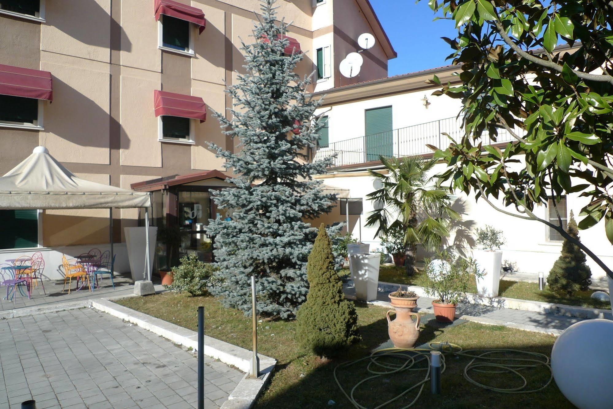 Hotel De Meis Capistrello エクステリア 写真